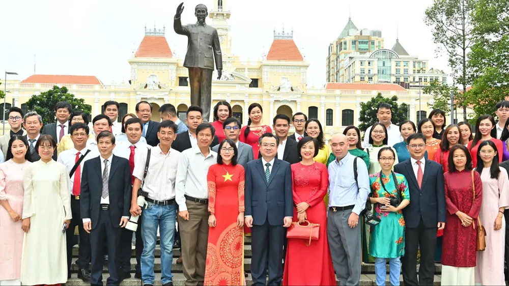 Lãnh đạo TPHCM dâng hoa tưởng nhớ Chủ tịch Hồ Chí Minh nhân kỷ niệm 100 năm Ngày Báo chí Cách mạng Việt Nam
