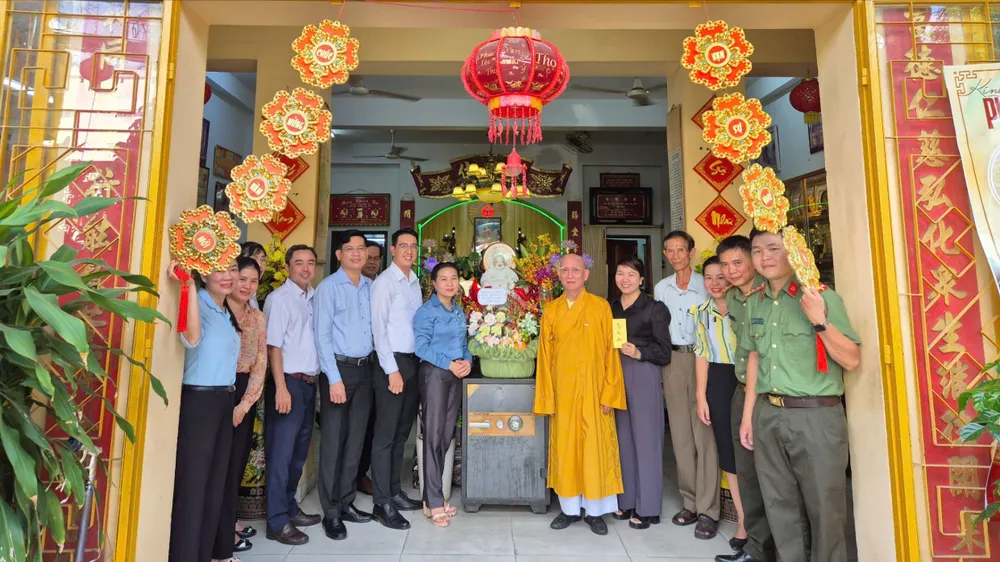 Lãnh đạo phường Tân Hòa thăm hỏi các cơ sở tôn giáo tại địa phương