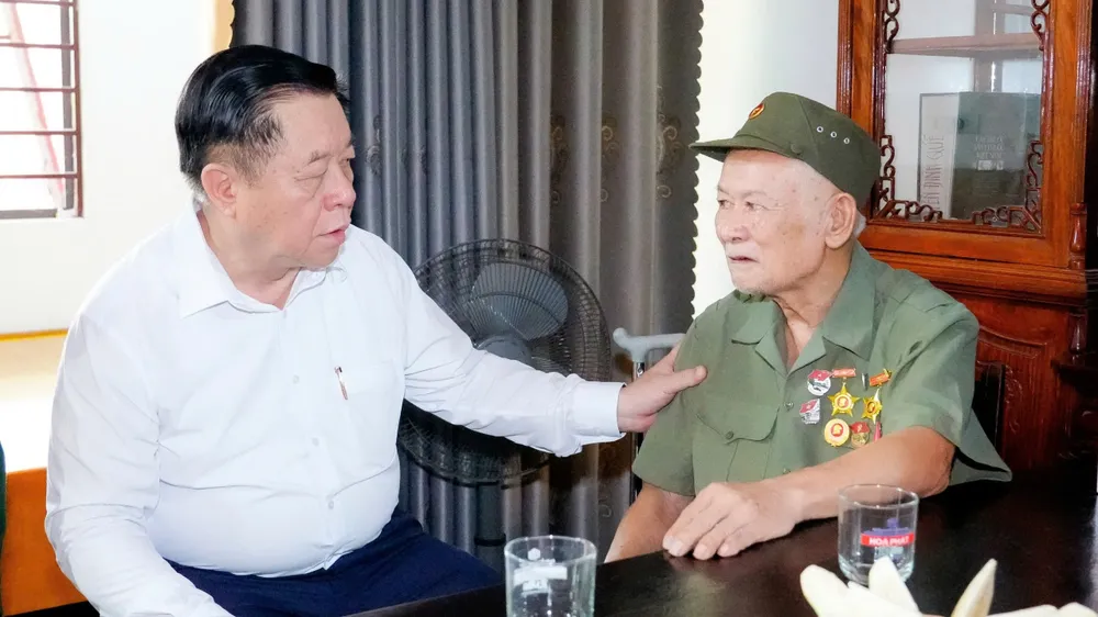 Trưởng Ban Tuyên giáo và Dân vận Trung ương thăm, tặng quà thương binh, gia đình chính sách tại Nghệ An