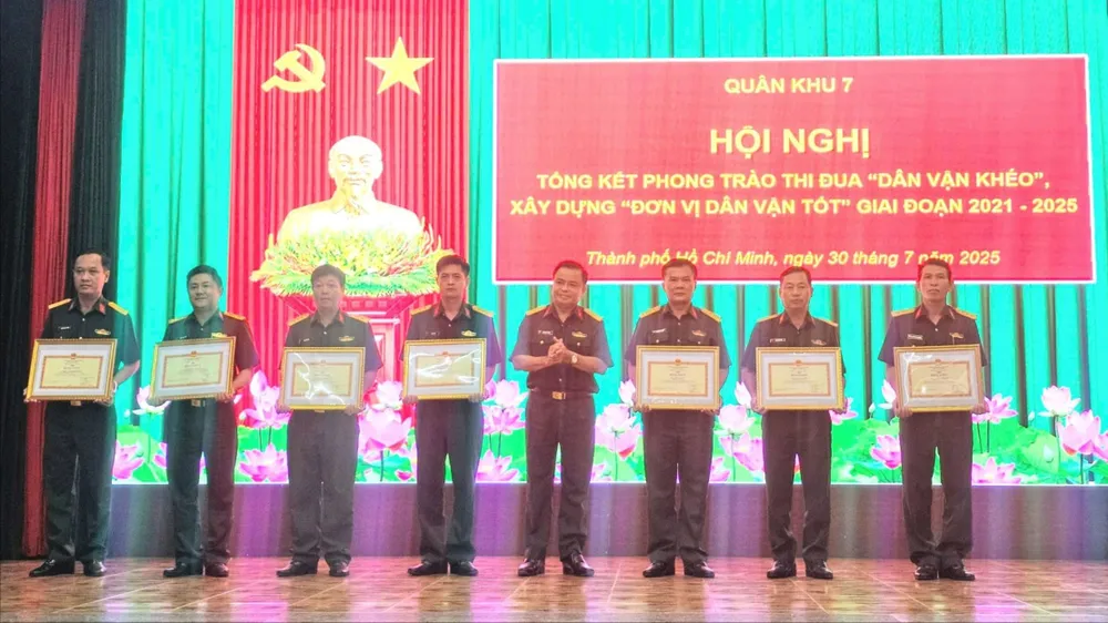Quân khu 7 tổng kết phong trào thi đua dân vận khéo
