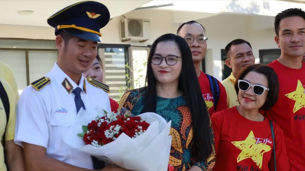 Du khách thích thú với đoàn tàu chất lượng cao Hà Nội - Đồng Hới
