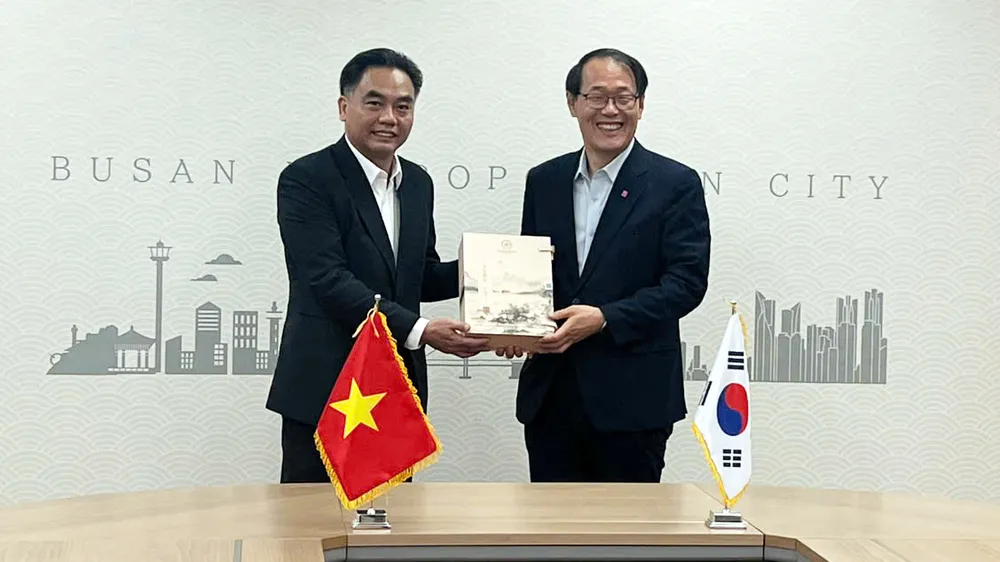 Phó Chủ tịch UBND TPHCM Nguyễn Lộc Hà (bên trái) tặng quà lưu niệm cho Phó Thị trưởng Thành phố Busan (Hàn Quốc) Lee Jun-seung