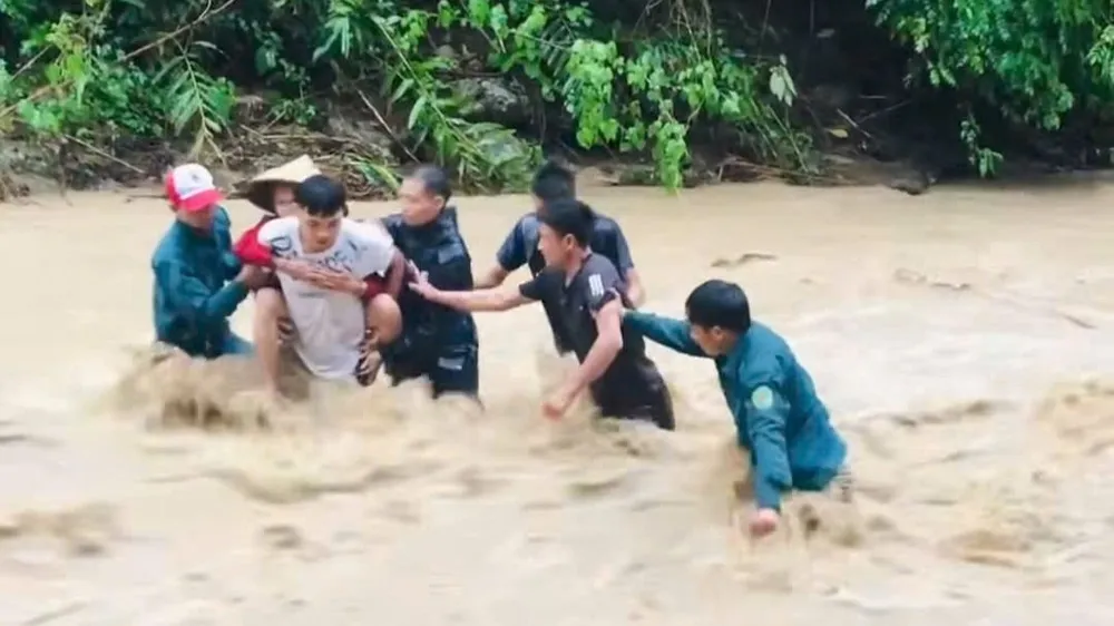 Vượt dòng nước xiết đưa người dân vùng nguy cơ sạt lở, lũ quét đến nơi an toàn