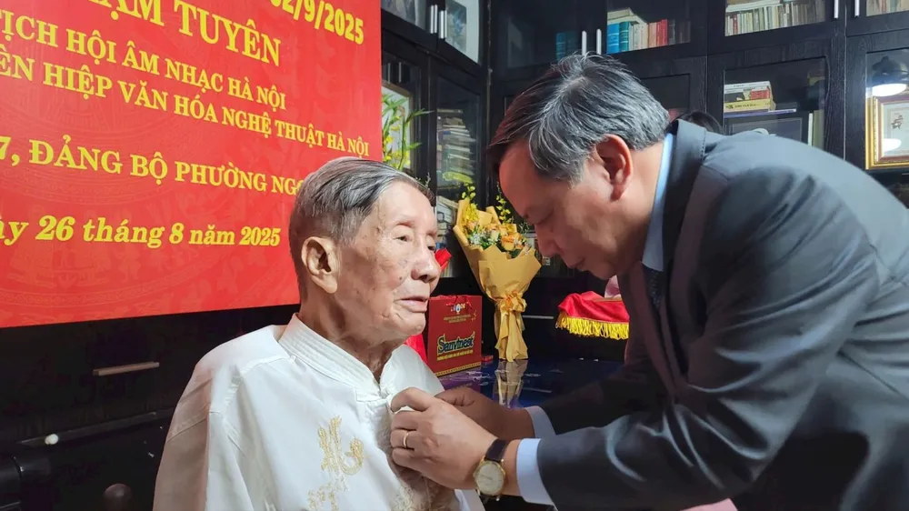 Trao Huy hiệu 75 năm tuổi Đảng tặng nhạc sĩ Phạm Tuyên