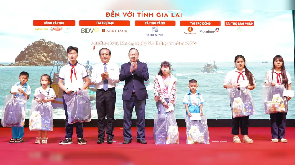 Trao 130 suất quà cho ngư dân, học sinh miền biển vượt khó ở Gia Lai