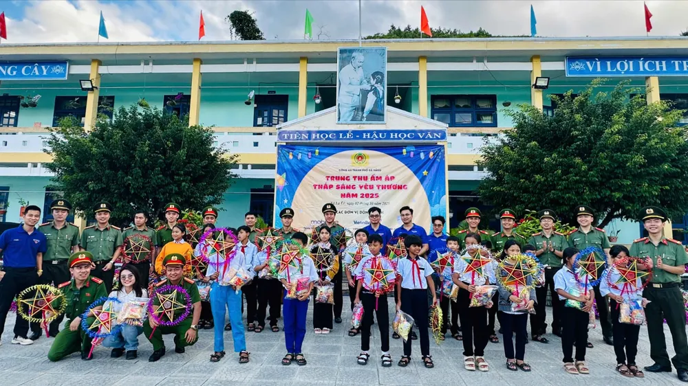 Thanh niên Công an Đà Nẵng tặng 600 suất quà Trung thu cho thiếu nhi xã biên giới