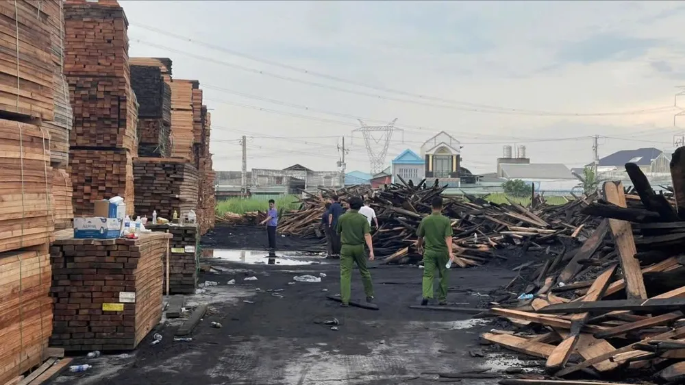 Khẩn trương điều tra vụ cháy công ty sản xuất viên nén ở phường Tân Hiệp, TPHCM
