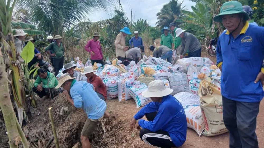 Vùng Đồng Tháp Mười đạt đỉnh lũ, cuộc sống người dân bị xáo trộn