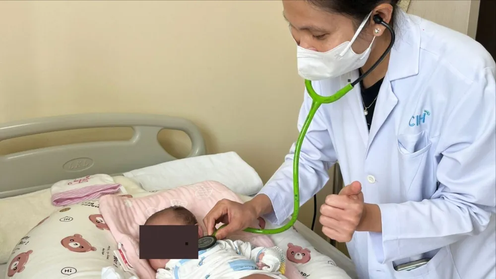 Bác sĩ thăm khám cho bệnh nhi sau phẫu thuật