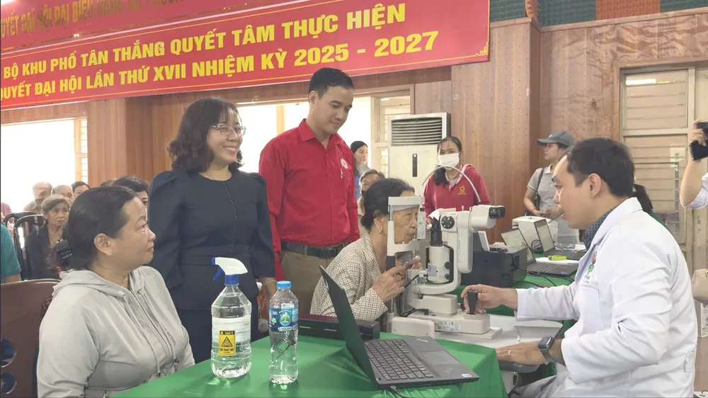 Khám mắt và phát quà cho người dân có hoàn cảnh khó khăn