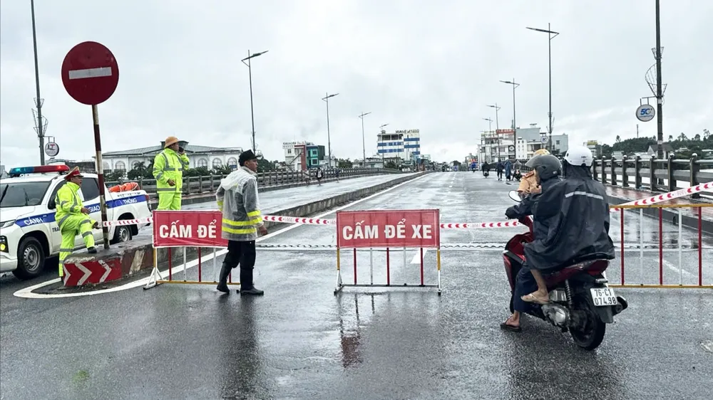 Cấm xe trên QL1 qua cầu Châu Ổ do nước lũ uy hiếp