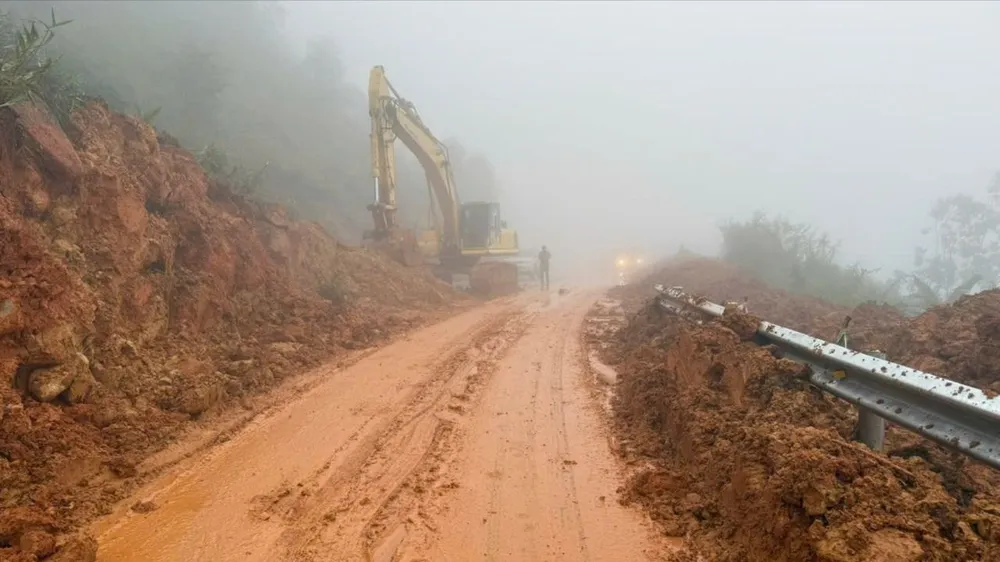 Đèo Đại Ninh đã thông tuyến sau nhiều giờ bị sạt lở