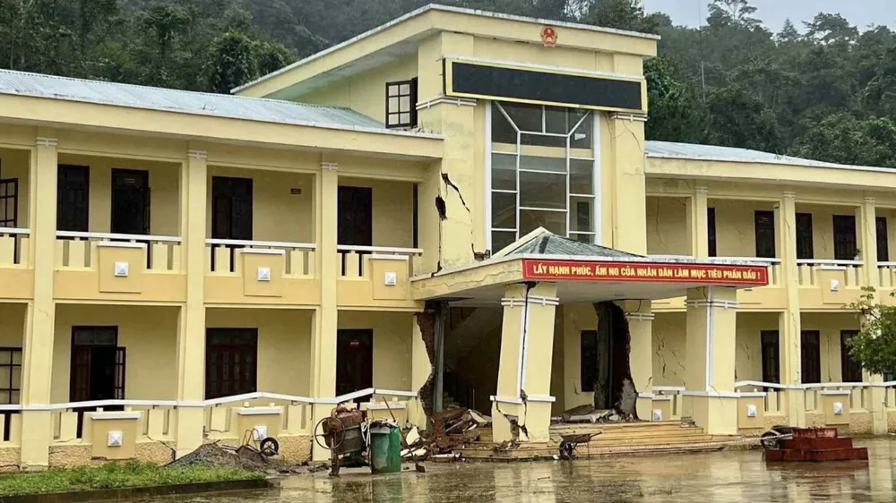 Đà Nẵng: Kết cấu trụ sở UBND xã Hùng Sơn bị xô lệch, tiềm ẩn nguy cơ đổ sập