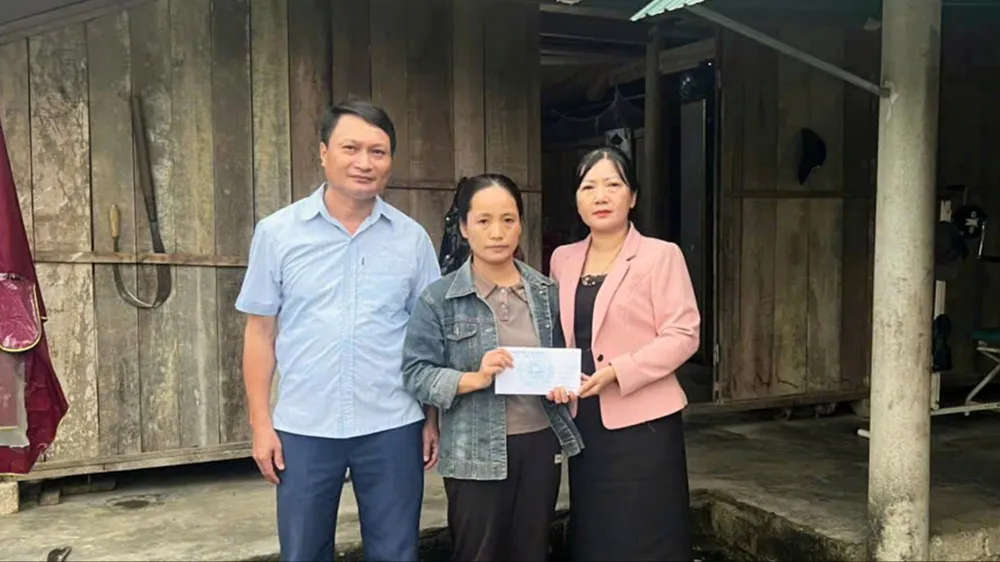 Lãnh đạo UBND xã Vũ Quang trao 10 triệu đồng của bạn đọc Báo SGGP tới chị Nguyễn Thị Giang (vợ anh Phan Văn Mỹ)