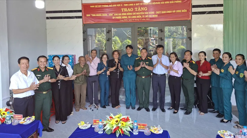 Báo Sài Gòn Giải Phóng phối hợp trao tặng “Nhà tình nghĩa quân – dân”