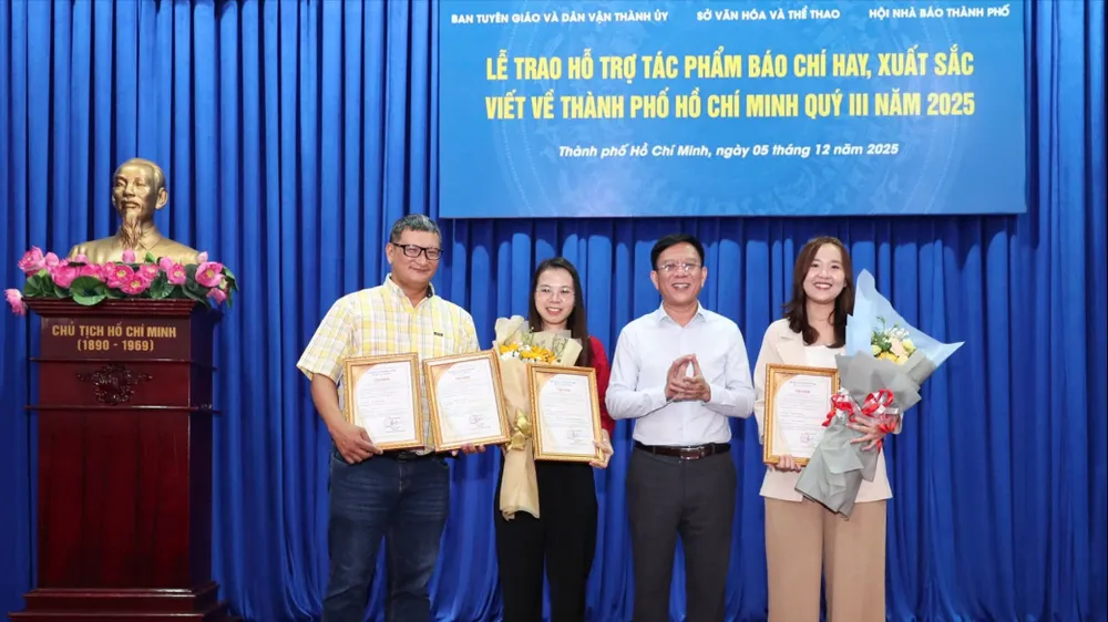 Phóng viên Thu Hương (báo SGGP) nhận hỗ trợ ở nhóm tác phẩm đa phương tiện. ẢNH: HOÀNG HÙNG.