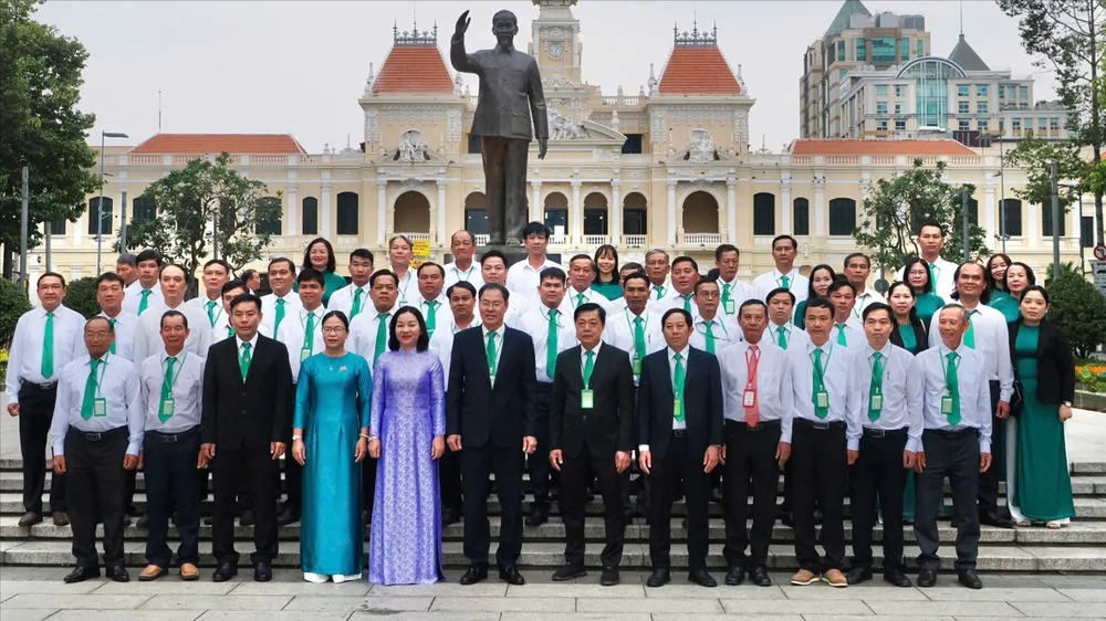 Đoàn đại biểu dự Đại hội đại biểu Hội Nông dân TPHCM dâng hoa tưởng nhớ Chủ tịch Hồ Chí Minh