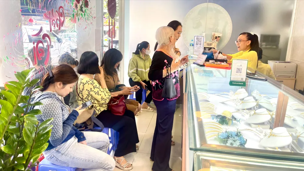 Giá vàng chiều nay 29-12 tiếp tục giảm mạnh