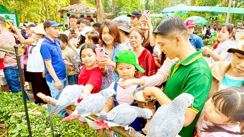 Khu vui chơi ở TPHCM, miền Trung đông nghẹt khách