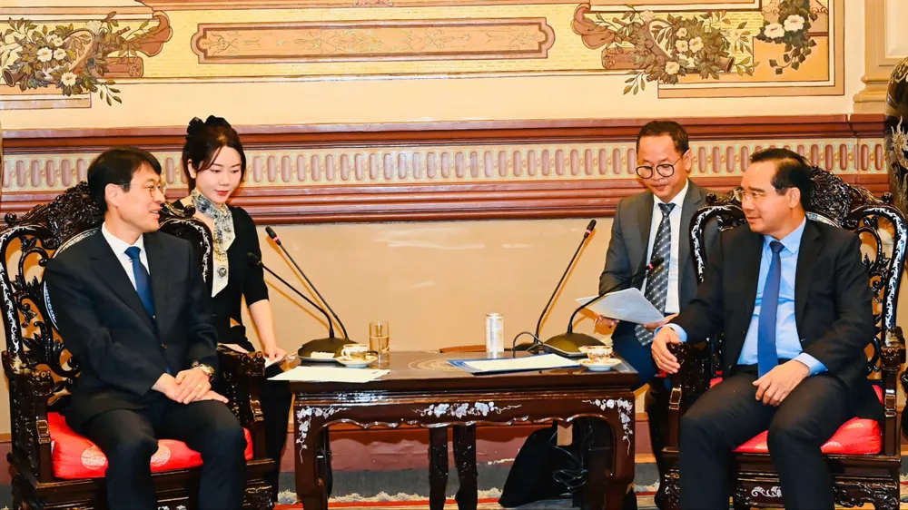 Chủ tịch UBND TPHCM Nguyễn Văn Được tiếp quyền Thị trưởng TP Daegu Kim Jung-ki. Ảnh: VIỆT DŨNG 