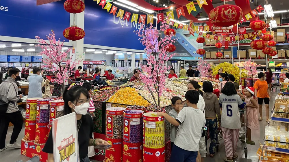 Người dân mua sắm tại MM Mega Market trên địa bàn TPHCM. Ảnh: HÂN GIA