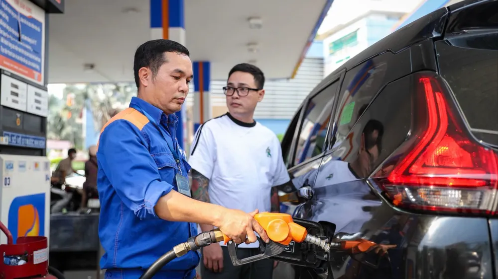 Giá xăng dầu giảm mạnh từ 14 giờ ngày 25-3