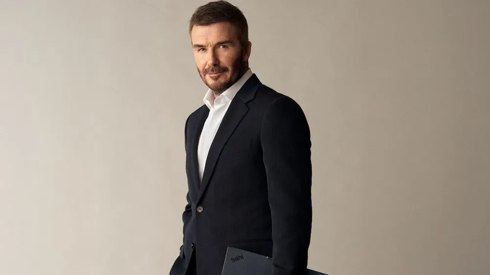 David Beckham cùng sản phẩm của Lenovo.