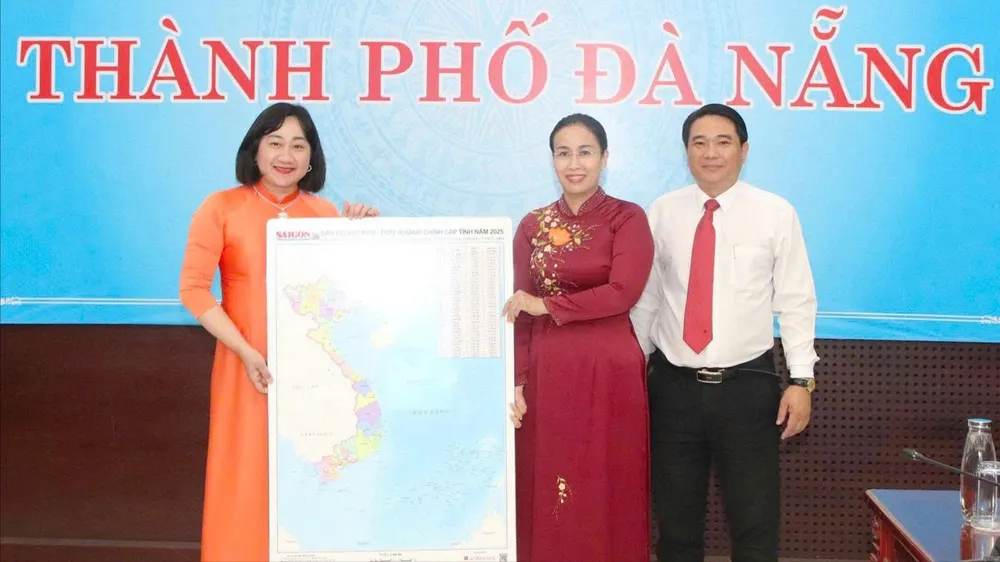 Chương trình "Trao tặng bản đồ đất nước - Tự hào dấu ấn non sông" đến với TP Đà Nẵng