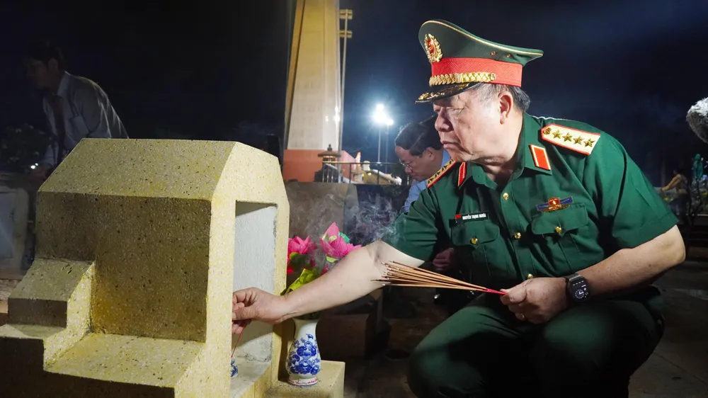 Đại tướng Nguyễn Trọng Nghĩa dâng hương tưởng niệm các anh hùng liệt sĩ ở Gia Lai
