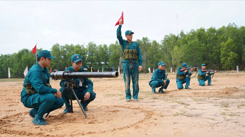 32 khẩu đội tranh tài pháo binh toàn năng dân quân tự vệ