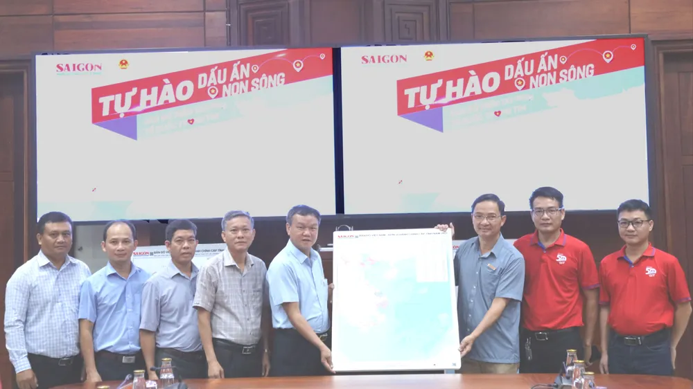 Báo SGGP trao tặng 25 bản đồ Việt Nam đến tỉnh Đắk Lắk