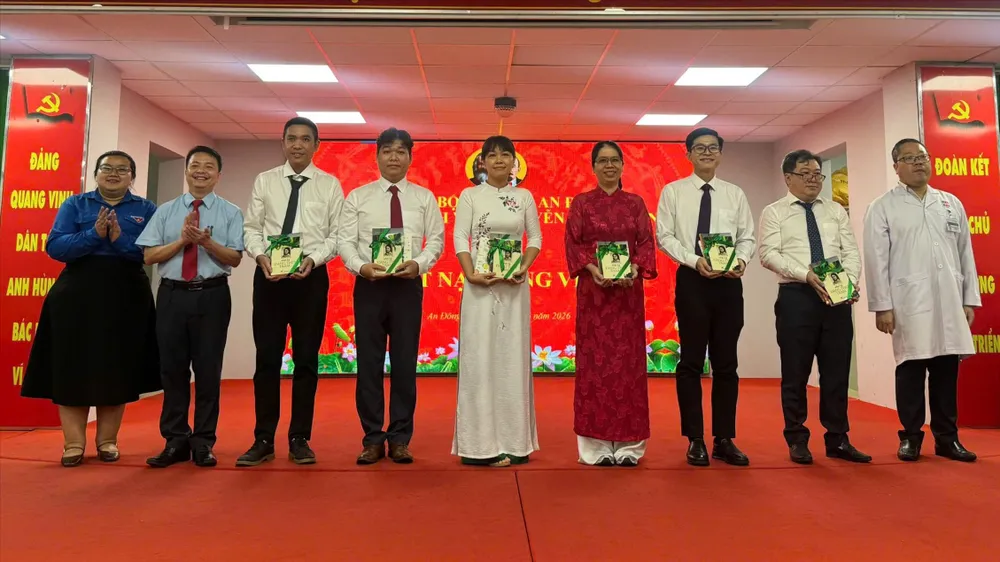 Phường An Đông kết nạp 9 đảng viên mới trong đội ngũ y tế