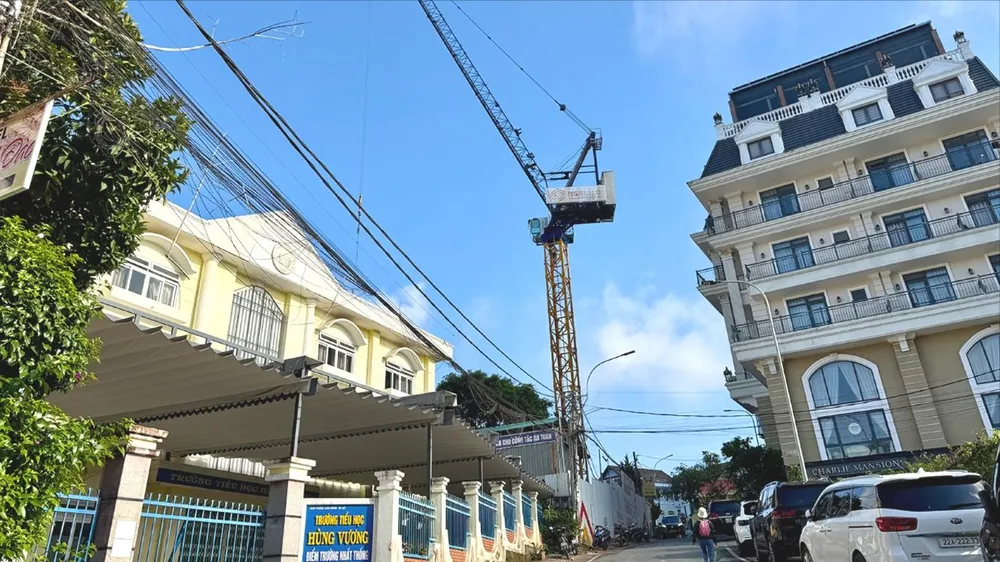 Bất an về cần trục tháp gần trường học