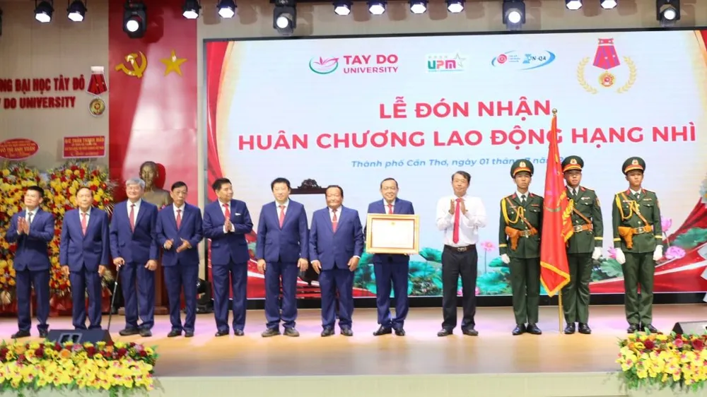 Trường Đại học Tây Đô đón nhận Huân chương Lao động hạng Nhì