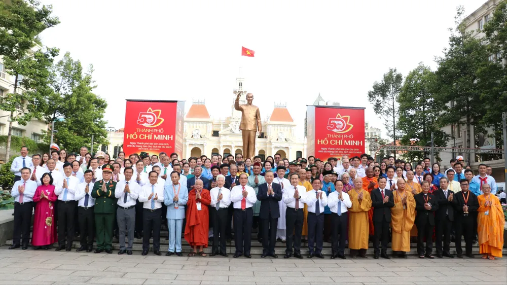 Tổng Bí thư, Chủ tịch nước Tô Lâm cùng Đoàn đại biểu dâng hoa Chủ tịch Hồ Chí Minh. Ảnh: NGÔ BÌNH