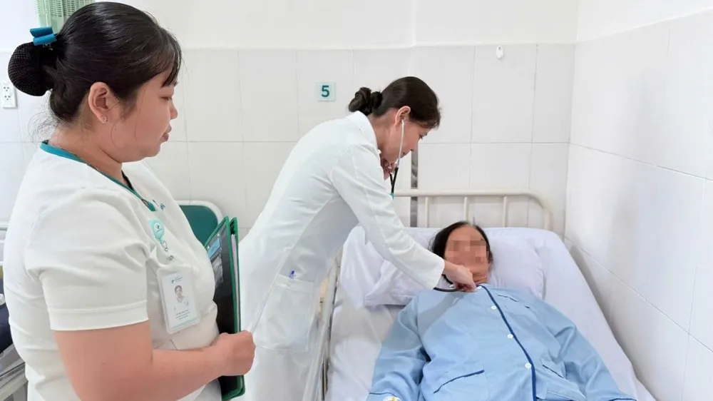 Cụ bà suýt mất mạng vì hóc khoai mì