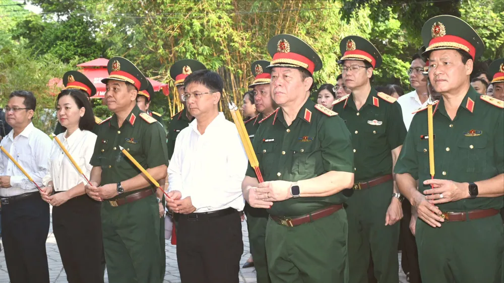 Đại tướng Nguyễn Trọng Nghĩa dâng hương tưởng niệm cố Tổng Bí thư Trần Phú và các Anh hùng liệt sĩ