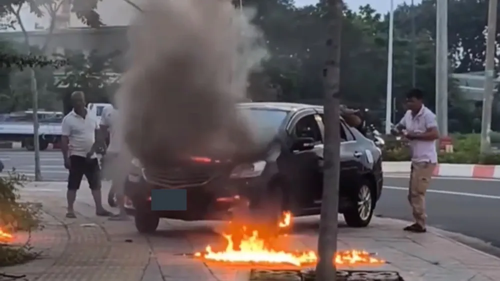 Ô tô đang dừng sửa bên đường bất ngờ bốc cháy