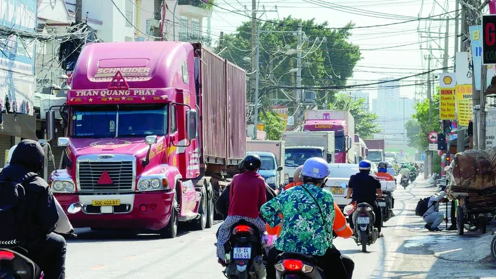 Lượng lớn xe container lưu thông trên đường Nguyễn Duy Trinh để hướng vào cảng Tân Cảng - Cát Lái, TPHCM. Ảnh: ĐÌNH DƯ