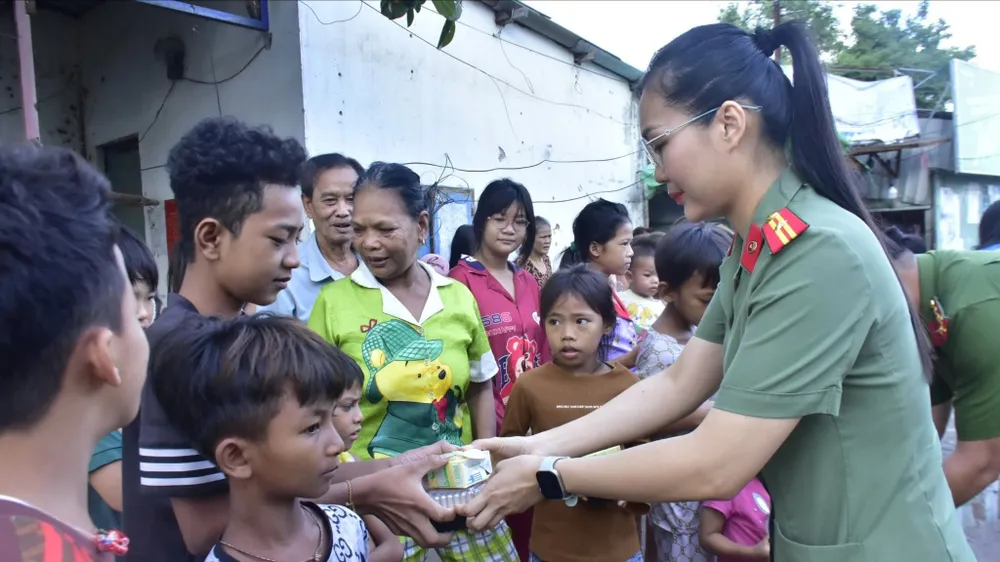 Ấm lòng bữa sáng khu trọ