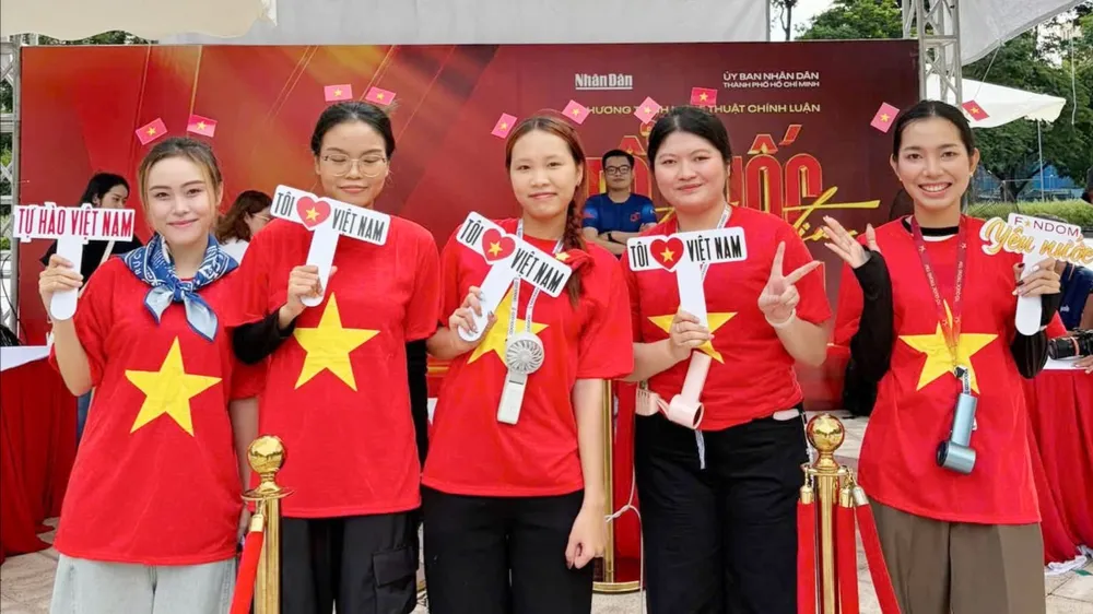 Hàng ngàn bạn trẻ tại TPHCM xếp hàng nhận vé “Concert Quốc gia: Tổ quốc trong tim”