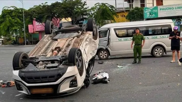Xe 16 chỗ tông lật taxi, 9 người bị thương