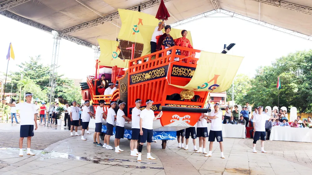 Tỉnh Nagasaki bàn giao mô hình Châu Ấn thuyền cho TP Hội An