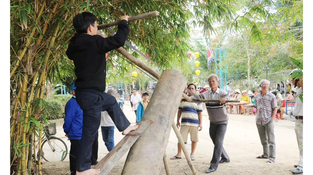 Nghề mộc làng Kim Bồng rộn ràng giỗ Tổ