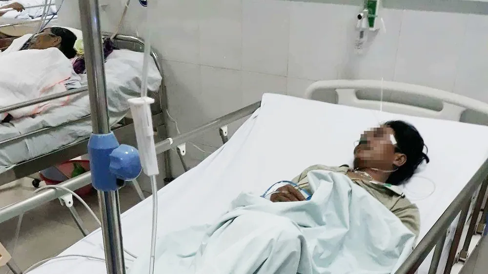 Nhiều người phải nhập viện nghi do ngộ độc rượu tại thôn Pà Păng, xã Cà Dy (huyện Nam Giang, Quảng Nam)