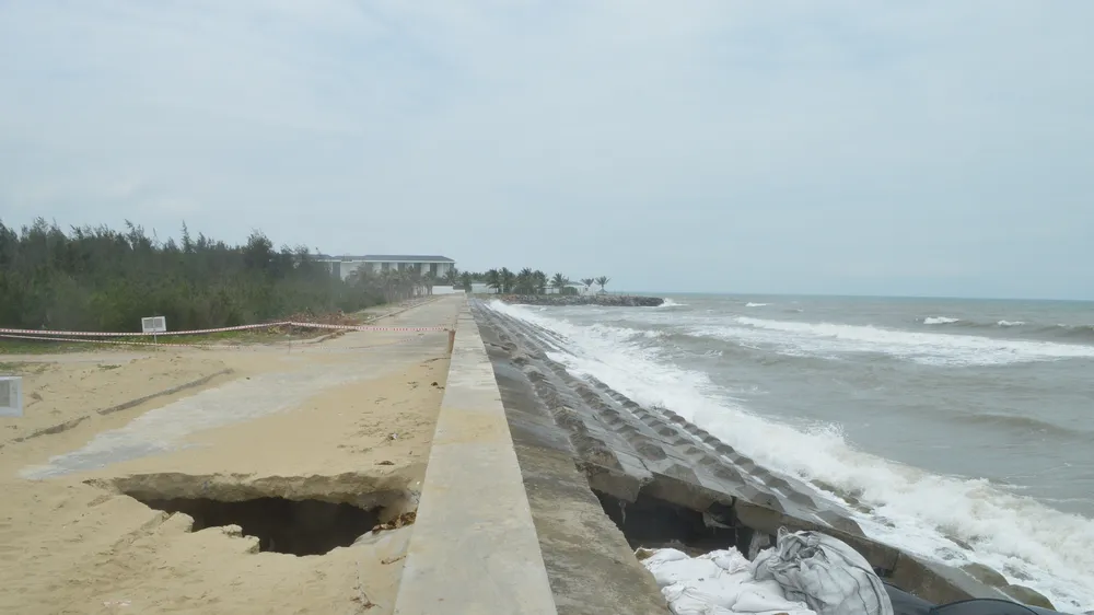 Bờ kè biển Cửa Đại "kêu cứu"