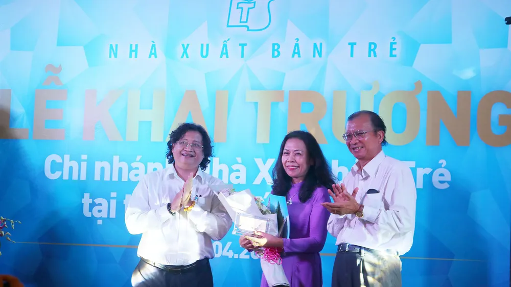 Nhà báo Huỳnh Thị Kim Em nhận quyết định bổ nhiệm