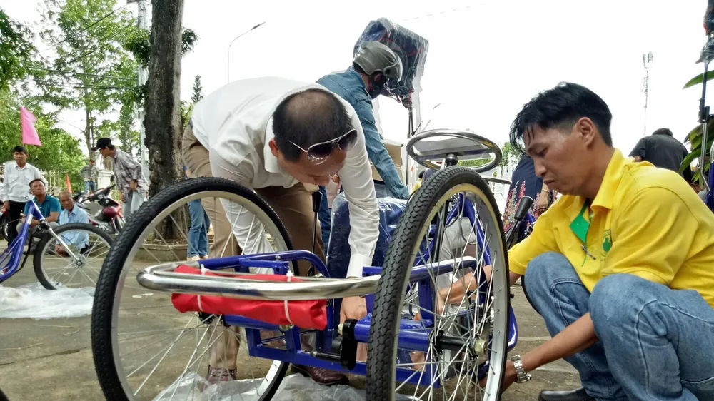 Xe lăn - xe lắc giúp bà con di chuyển thuận tiên hơn 