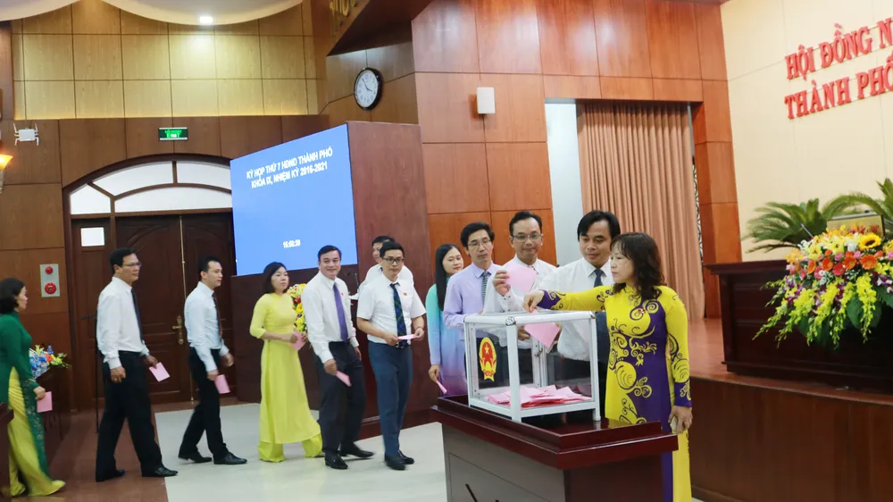 Các đại biểu tiến hành bỏ phiếu