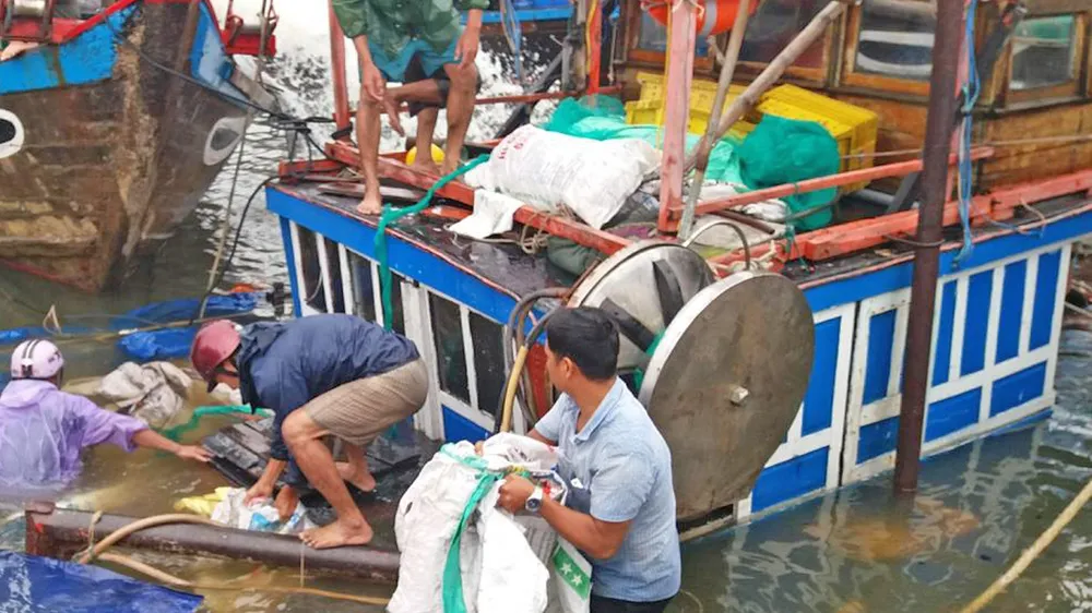 Trục vớt hai tàu cá bị sóng đánh chìm
